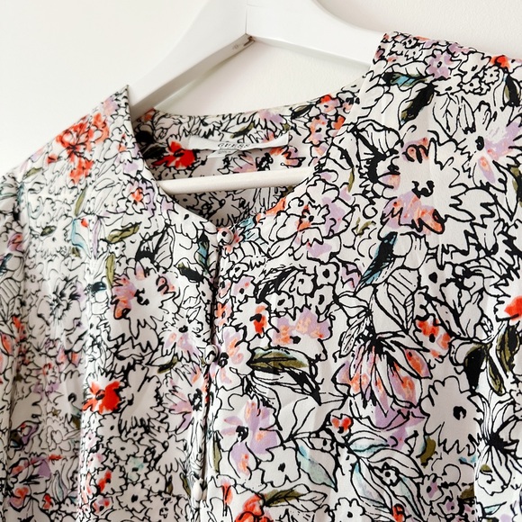 ⛱️ 2/20$ GUESS Women's Blouse Small Floral Print Button Tie Front - Picture 9 of 12